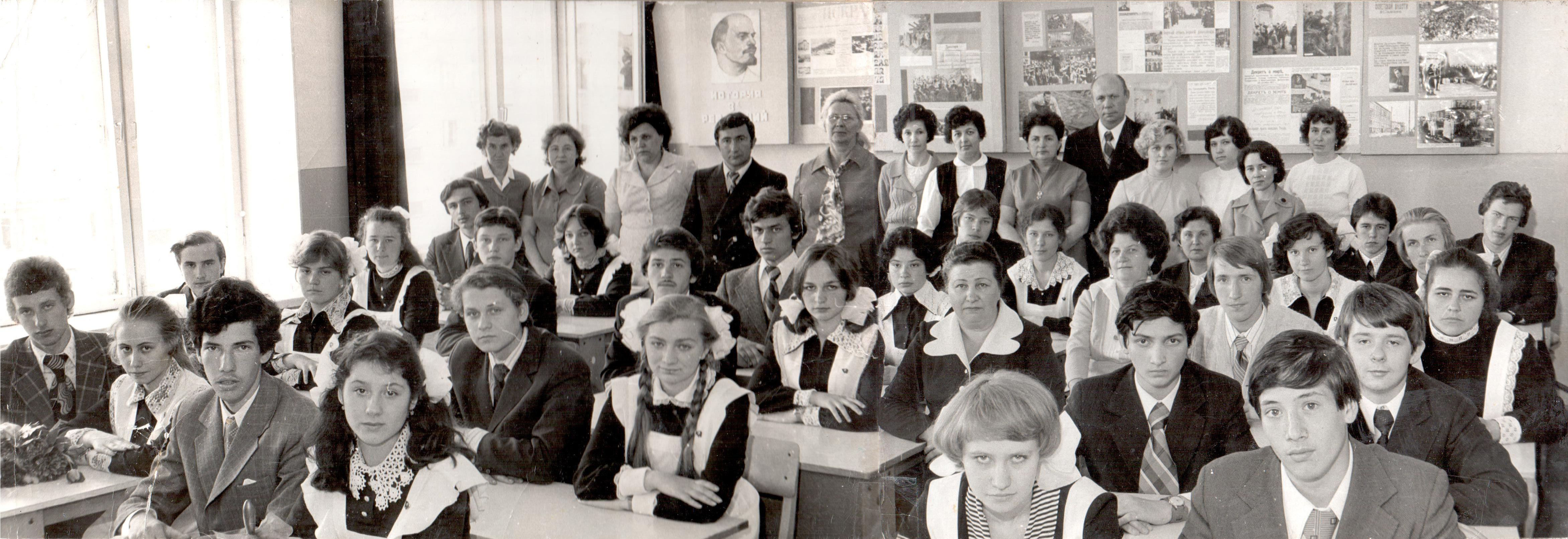 Первый выпуск 1977 года Image